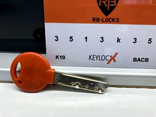 Keylocx zárbetéthez tartozó kulcs és kódkártya